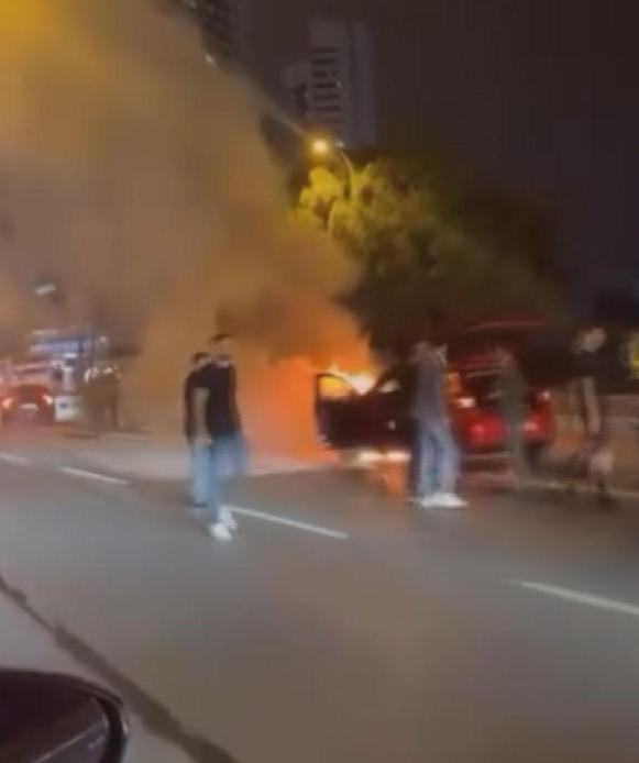 Pendikte seyir halindeki otomobil alev alev yandı