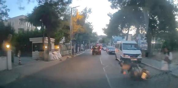 Avcılar’da motosikletten inerken düştü; otomobilin altında kalmaktan son anda kurtuldu