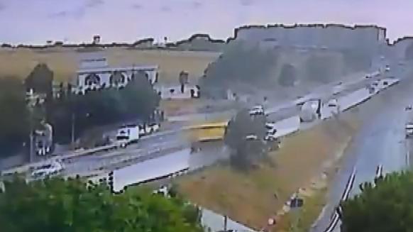 Büyükçekmece D-100 karayolunda hafriyat kamyonu devrildi; kaza kamerada