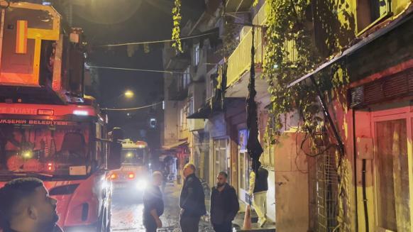 Beyoğlunda kız isteme töreninde atılan havai fişek evi yaktı: 8 yaralı