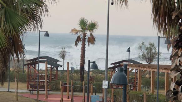 Hatayda hortum çıktı; denizde dev dalgalar oluştu