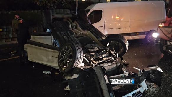 Beşiktaş’ta minibüse çarpan otomobil takla atarak caddeye uçtu; 2 yaralı