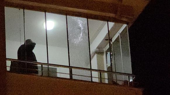 5inci kattaki dairenin balkonuna yorgun mermi isabet etti