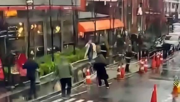 Beyoğlu’nda Şehir Plancısı kadın fırtınada devrilen tabelanın altında kaldı; yaşam mücadelesi veriyor