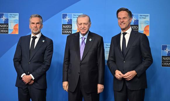 Cumhurbaşkanı Erdoğan, NATO Devlet ve Hükümet Başkanları Zirvesi’nde aile fotoğrafı çekimine katıldı