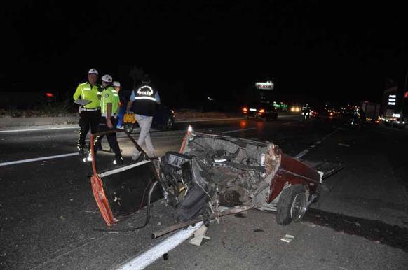 Manisa’da kamyonet ile çarpışan otomobil ikiye ayrıldı: 5 ölü, 6 yaralı