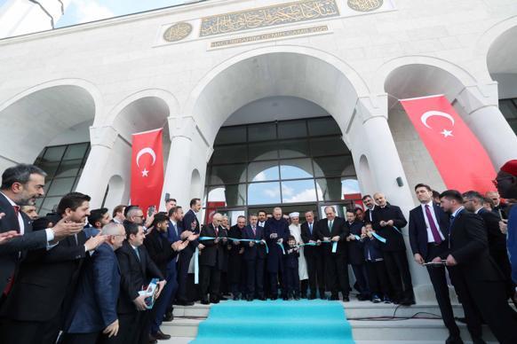 Cumhurbaşkanı Erdoğan: Milli ve manevi kimliğimize sahip çıkmaya devam edeceğiz