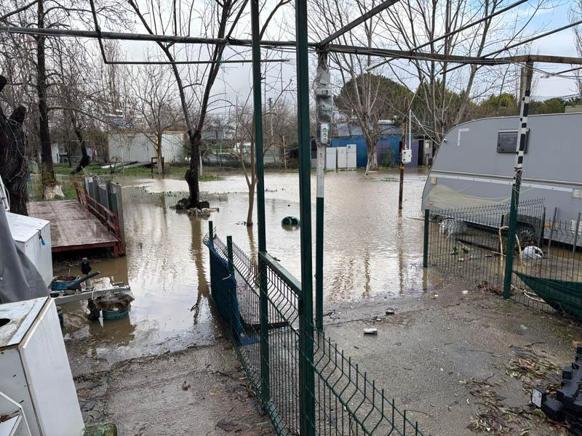 Erdekte sağanak ve fırtına; ev ve iş yerlerini su bastı