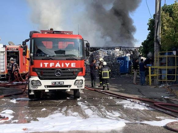 Kocaeli’de geri dönüşüm tesisinde yangın