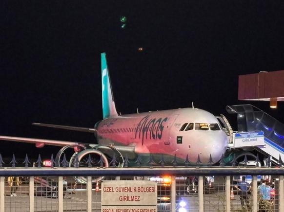 Motoru arızalanınca acil iniş yapan uçakta kapsamlı inceleme