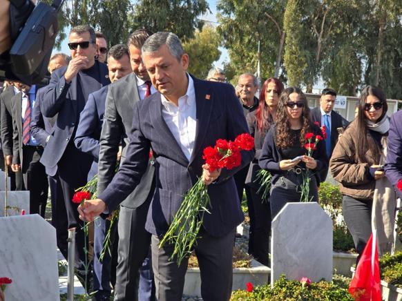 Özgür Özel, deprem şehitliğini ziyaret etti