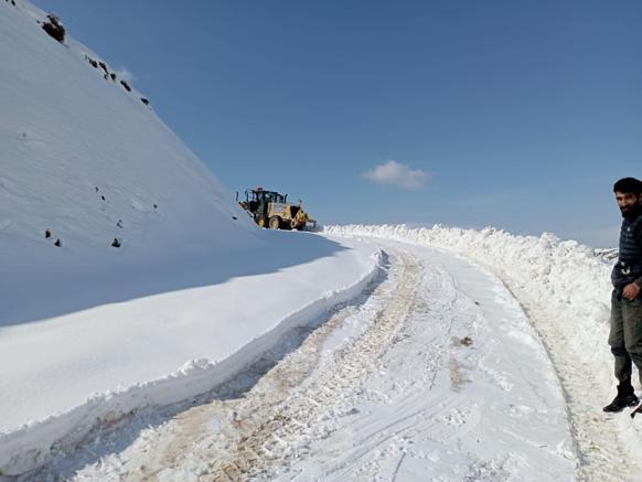 Diyarbakırda kardan kapanan 20 mahalle yolu ulaşıma açıldı
