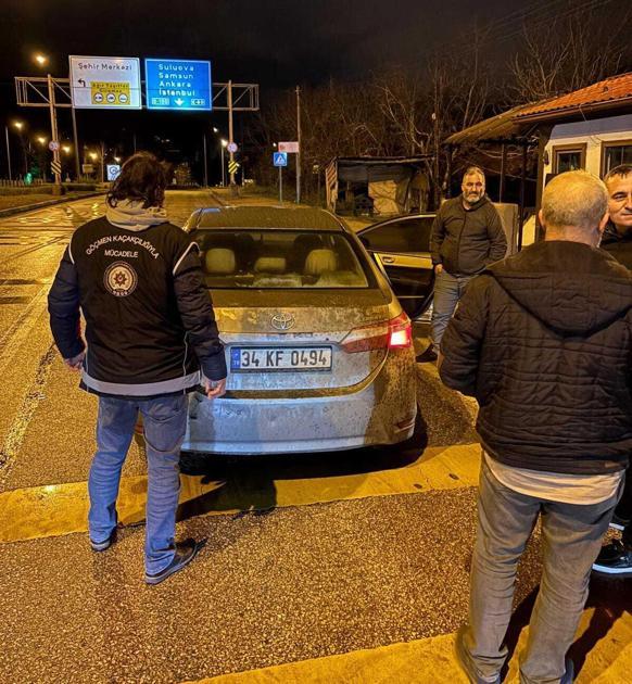 Otomobilde, 2si bagajda 5 kaçak göçmen yakalandı