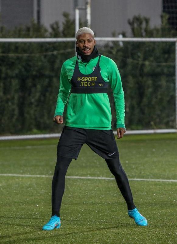 GZT Giresunsporda yeni transfer Pyerre takımla ilk antrenmanına çıktı