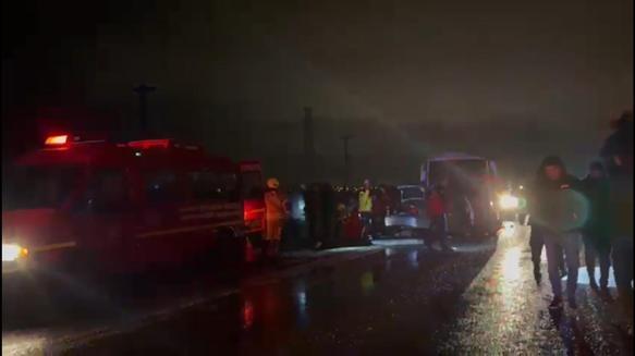 Gönende işçi servis midibüsü ile otomobil çarpıştı: 1 ölü, 8 yaralı