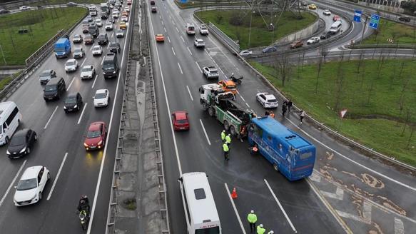 Eyüpsultanda cezaevi nakil aracı devrildi; 2si ağır 19 yaralı