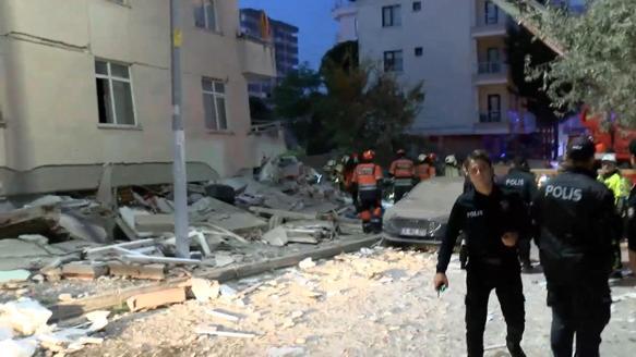 Maltepede 7 katlı binanın ilk 3 katı çöktü; arama kurtarma çalışması sürüyor