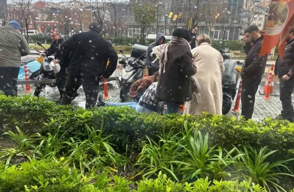 Beyoğlu’nda Şehir Plancısı kadın fırtınada devrilen tabelanın altında kaldı; yaşam mücadelesi veriyor