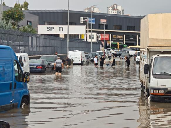 Ankarada sağanak etkili oldu; yollar göle döndü