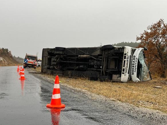 Konyada okul servisi devrildi; 28i öğrenci 29 yaralı