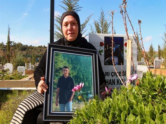 8 bıçak darbesiyle öldürülen Batuhan’ın annesi mezarı başında adalet istedi