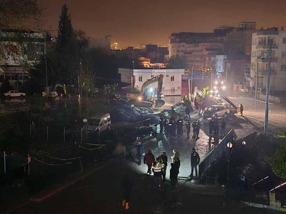 Osmaniyede sağanak nedeniyle Savrun Çayı ve Bülbül Deresi taştı; sele kapılan otomobildeki 2 kişi öldü