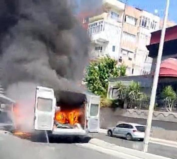 Avcılar D-100de minibüs alev alev yandı