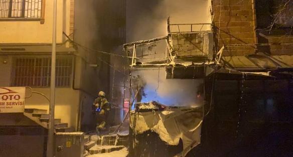 Bahçelievlerde hurdalıktan yükselen alevler yan binaya sıçradı