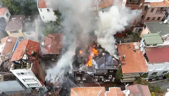 Beşiktaşta 3 katlı ahşap binada çıkan yangın 4 binaya sıçradı, 1 bina çöktü