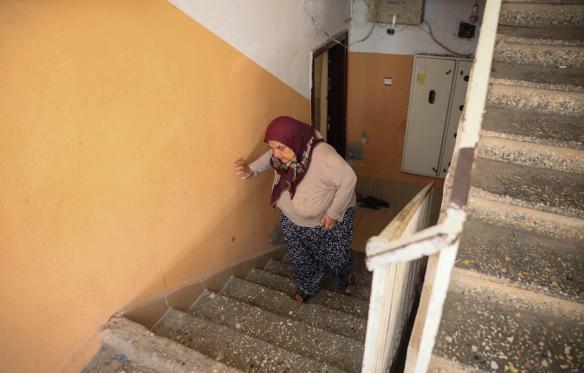 Yıkılacak binada bir başına kaldı