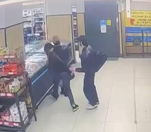 Küçükçekmece’de kendilerinden şüphelenen market çalışanına yumruk atıp kaçan 2 şüpheli yakalandı