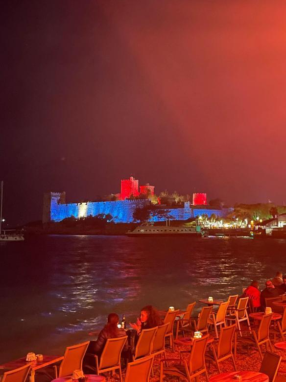 Bodrum Kalesi kırmızı- mavi ışıklarla aydınlatıldı