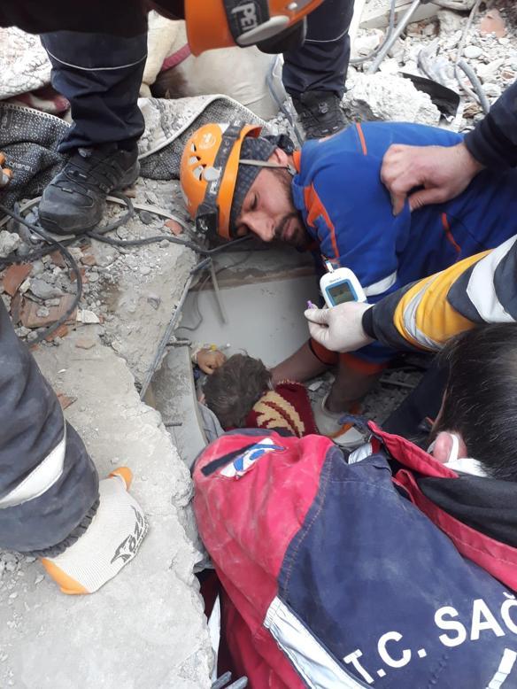 6 yaşındaki Beşir, 81’inci saatte enkazdan sağ çıkarıldı