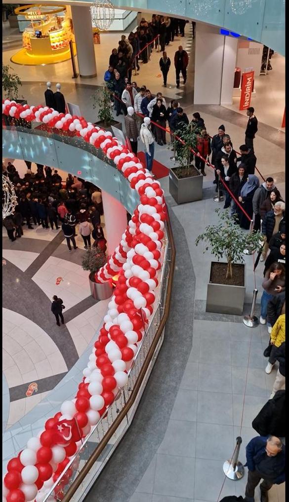 Mağaza açılışında indirimden yararlanmak isteyenler uzun kuyruklar oluşturdu