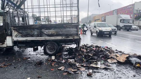 Beylikdüzünde seyir halindeki kamyonet alev alev yandı