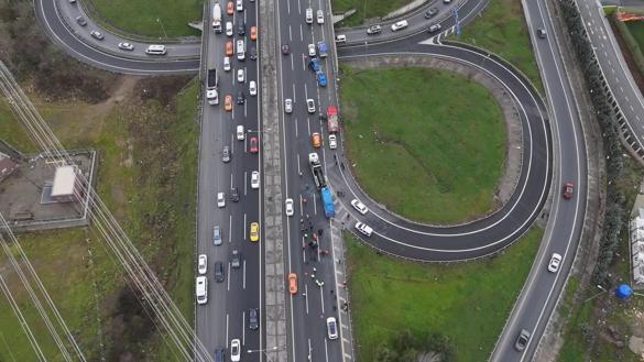 Eyüpsultanda cezaevi nakil aracı devrildi; 2si ağır 19 yaralı