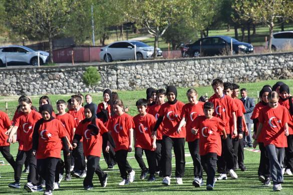 Sındırgıda depremin ardından evlerine girmeye çekinenler, çadırlarda kalıyor