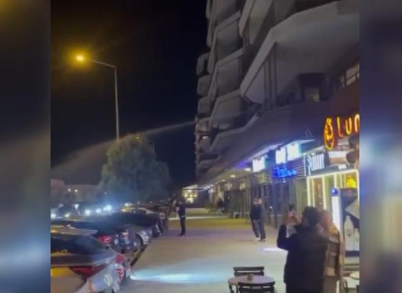 Yüksek sesle müzik açan sürücülerin araçlarına balkondan hortumla su sıktı