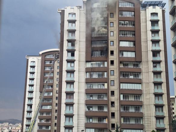 Ankarada 14 katlı binada yangın; mahsur kalan anne ve oğlu kurtarıldı