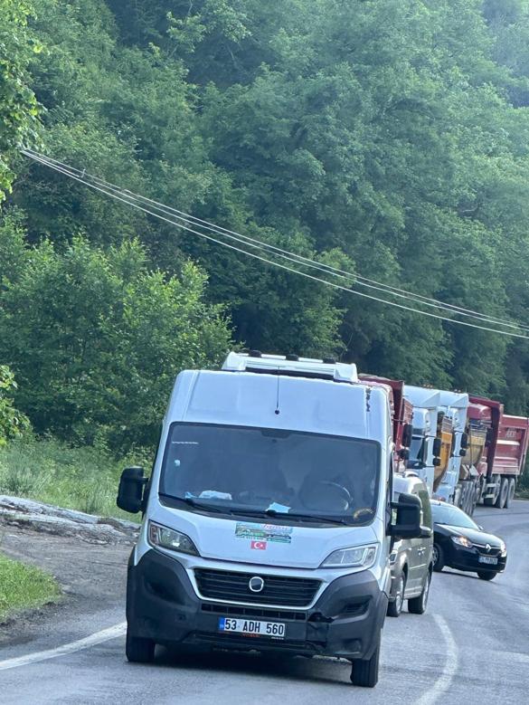 Trabzon-Bayburt kara yolu heyelan nedeniyle ulaşıma kapandı