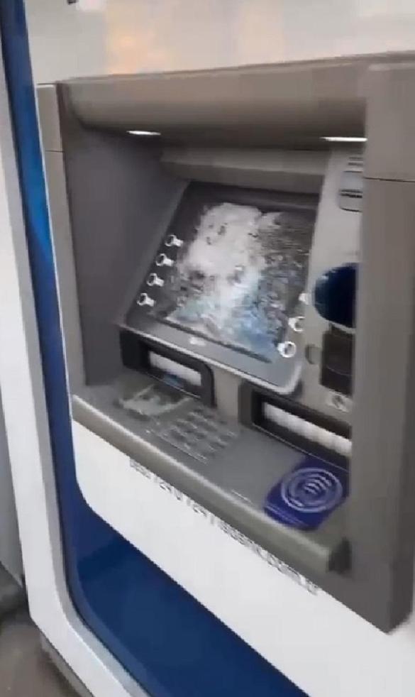 Çekiçle ATMlere saldırıp kullanılamaz hale getirdi