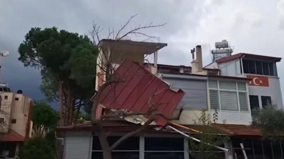 Kuşadası’nda fırtına ve sağanak: Evlerin çatıları uçtu, araçlar yollarda mahsur kaldı