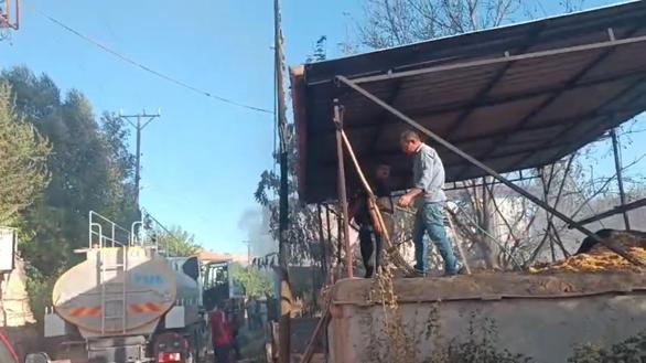 Malatyada bahçe yangını yerleşim yerine sıçradı; 2 ahır, 1 ev zarar gördü