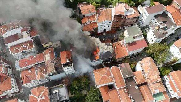 Beşiktaşta 3 katlı ahşap binada çıkan yangın 4 binaya sıçradı, 1 bina çöktü