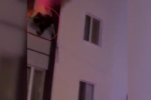 Evde çıkan yangında anne-baba öldü, zihinsel engelli oğulları ağır yaralandı