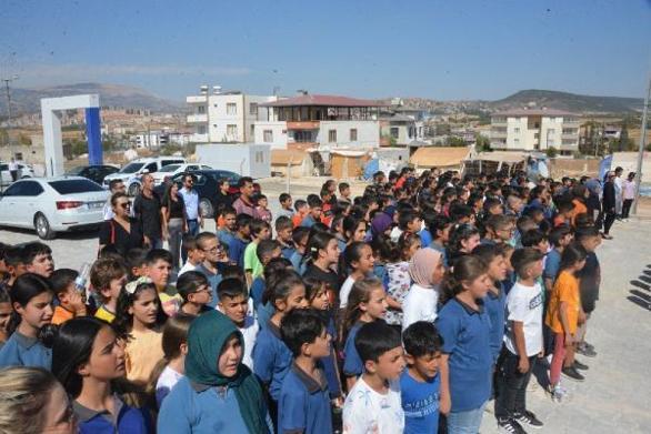 Depremde yıkılan okul yerine konteyneri yapıldı; eğitim devam ediyor