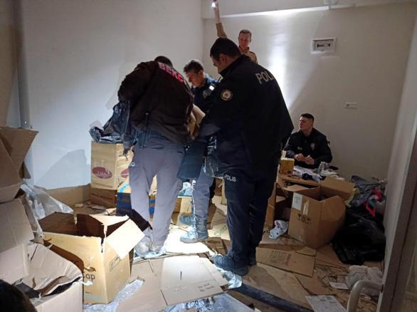 Kadına şiddet ihbarına giden polis, 3 milyon liralık kaçak ürün ele geçirdi; 2 gözaltı