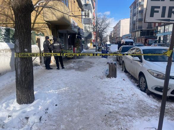 Çatıdan buz sarkıtı düştü; 1 yaralı