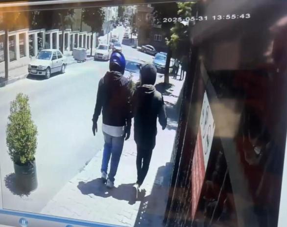 Yenibosnada kuyumcunun çantasını gasbeden şüpheliler yakalandı