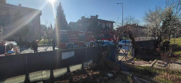 Evde yangın çıkardı, ailesinin çay ocağına balyozla zarar verdi